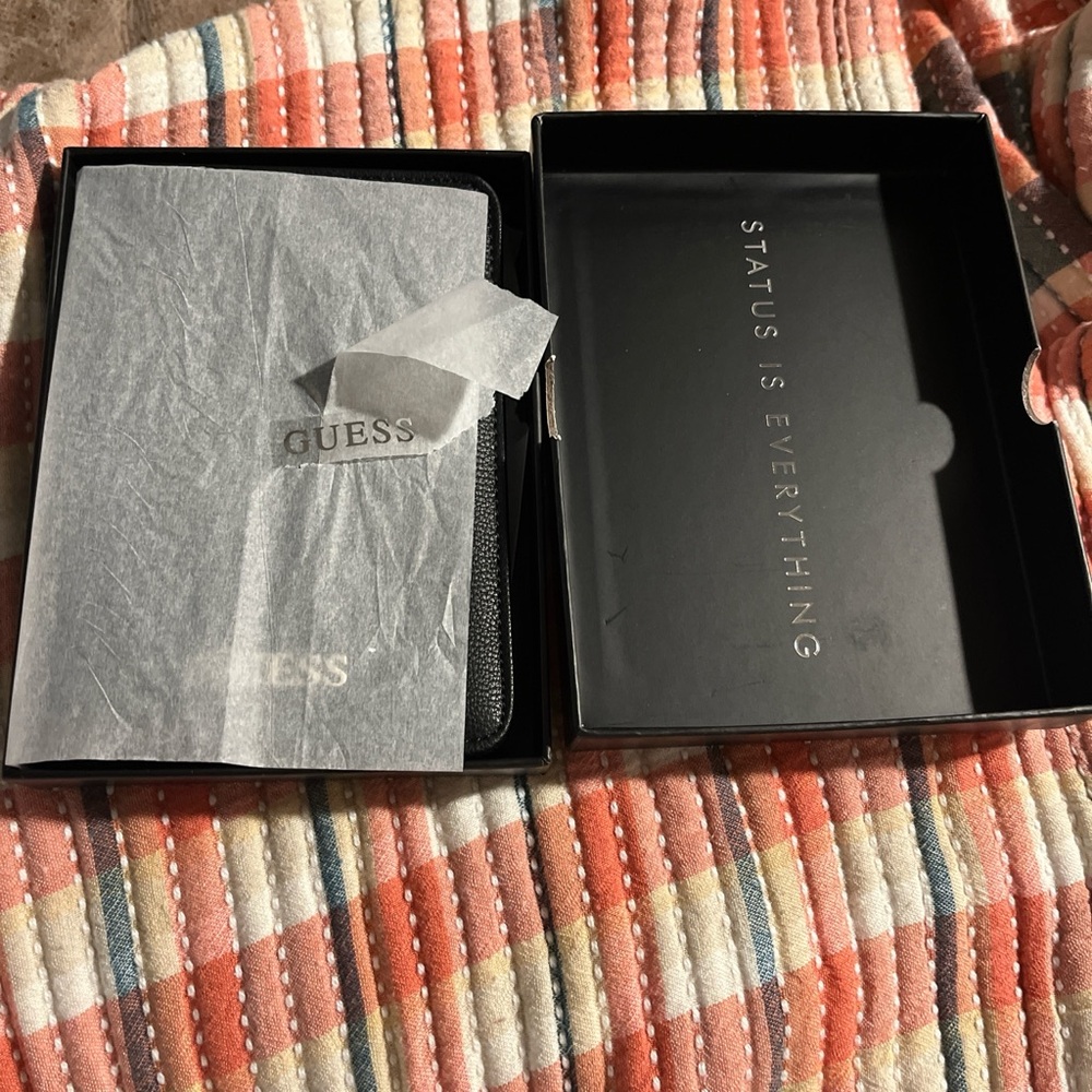 GUESS Elegant Black Travel Wallet - Picture 3 of 3